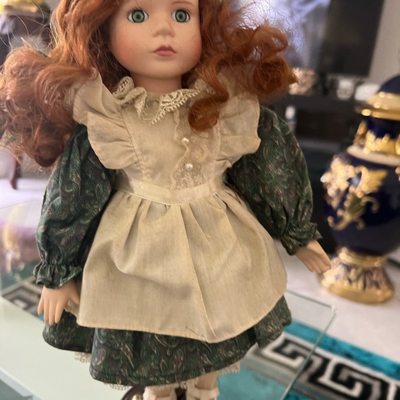 Selling a nice porcelain doll - Picture 3 of 4